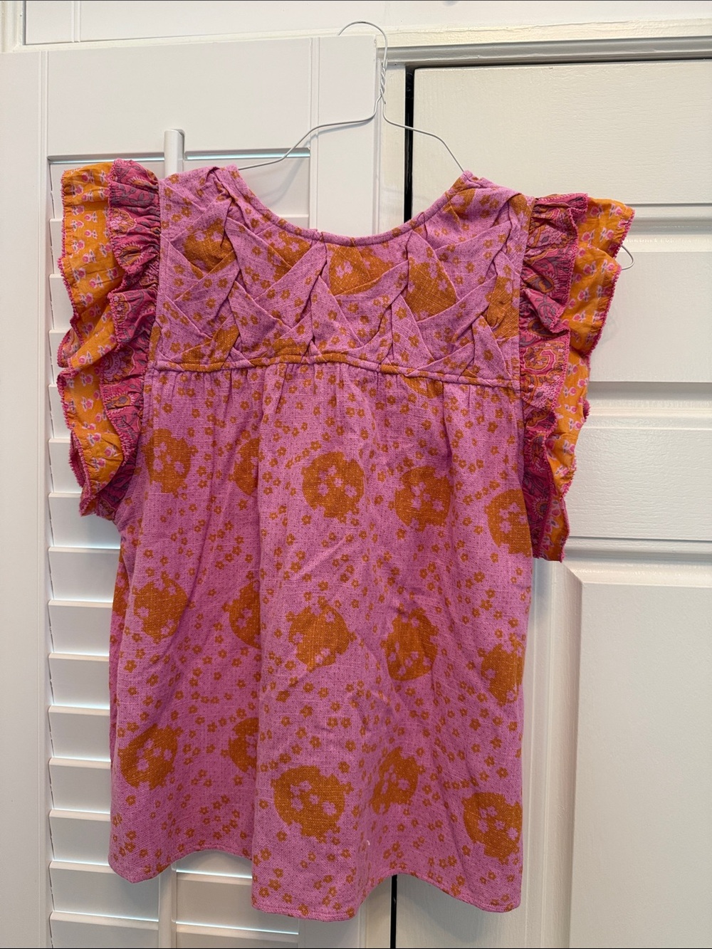 Womenโs THML Ruffle-Sleeve Floral Top - Pink & Orange